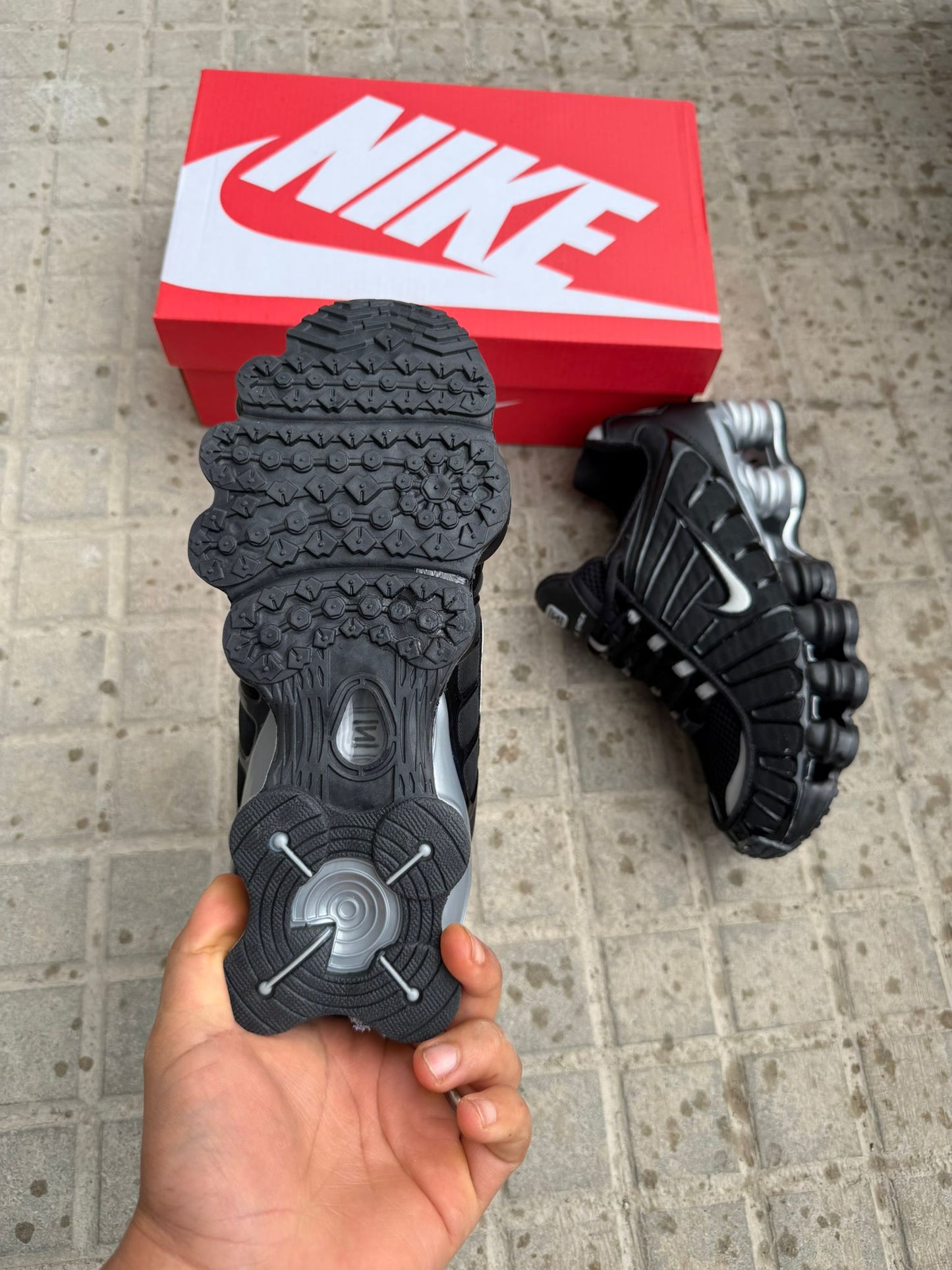 Shox negras logo plateado