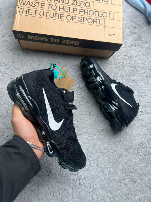 NIKE VAPORMAX 2025 NEGRAS LOGO BLANCO