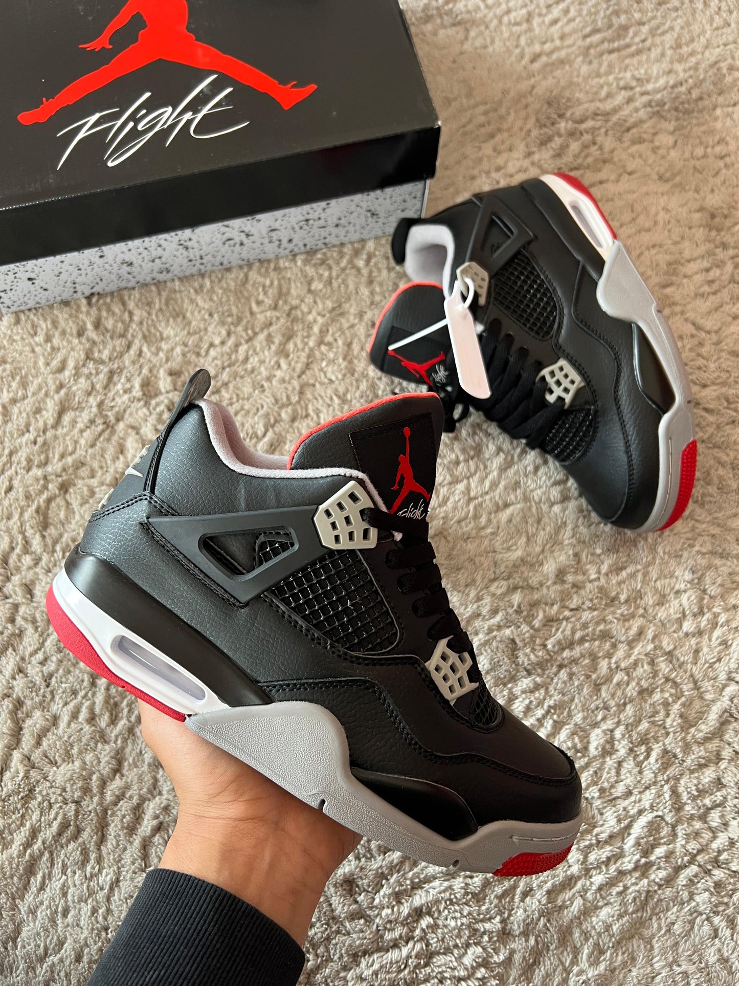 Jordan 4 negras logo rojo detalles grises