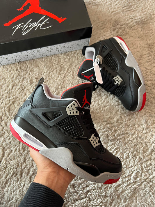 Jordan 4 negras logo rojo detalles grises