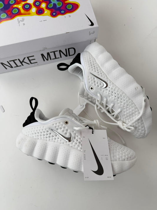 Zapatillas Nike mind blancas detalles negros logo plateado