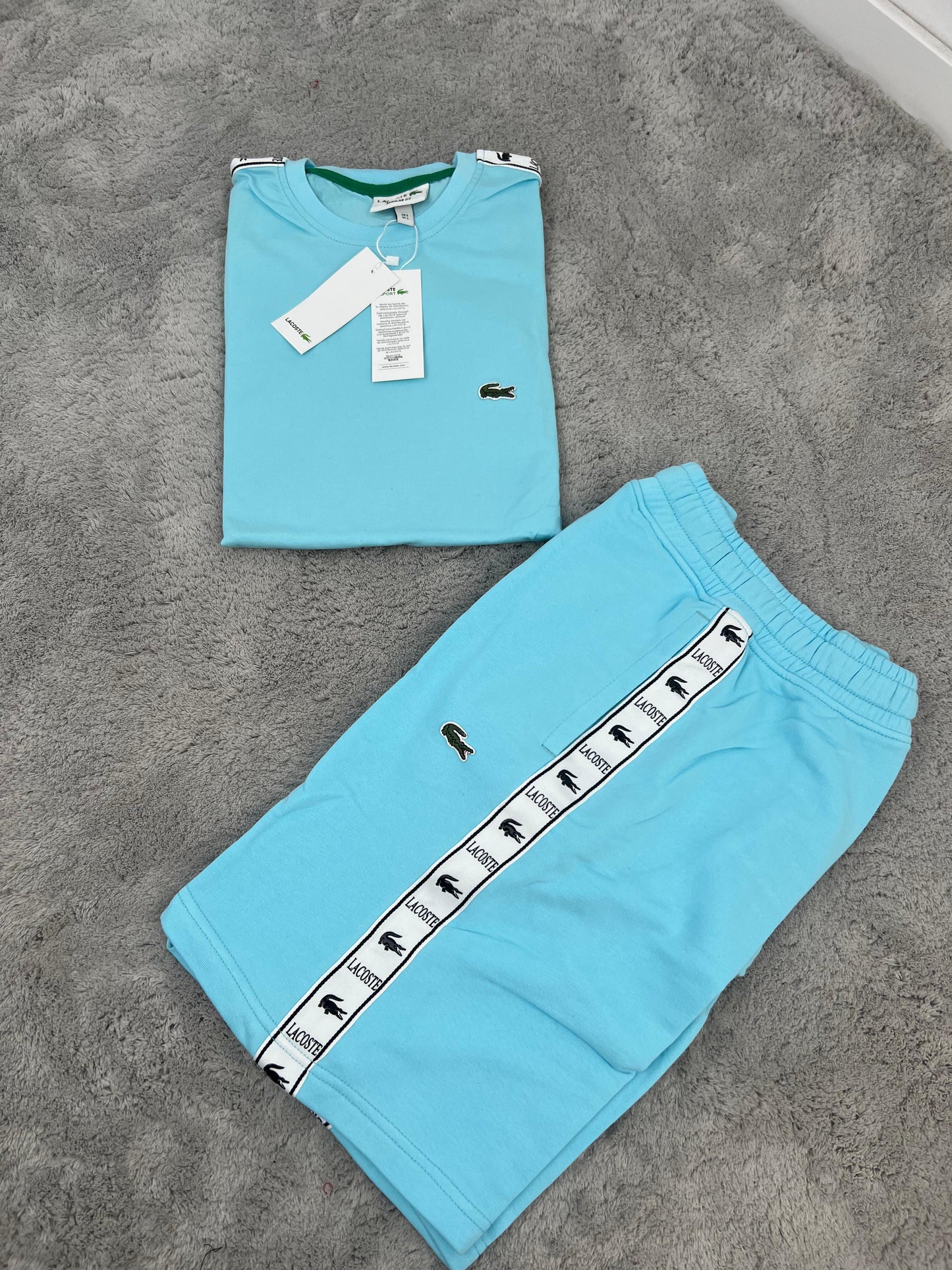 Conjunto corto lacoste azul claro logo verde lineas blancas
