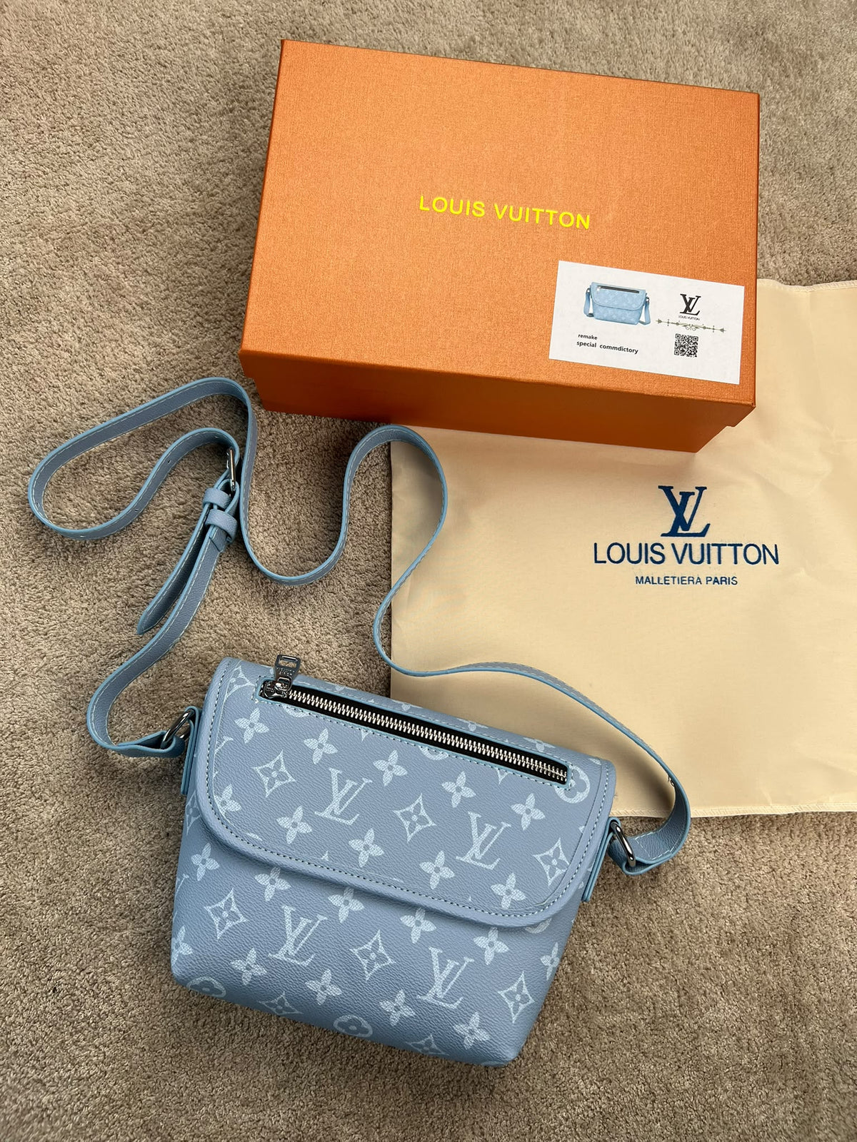 Bandolera LV azul logos blancos