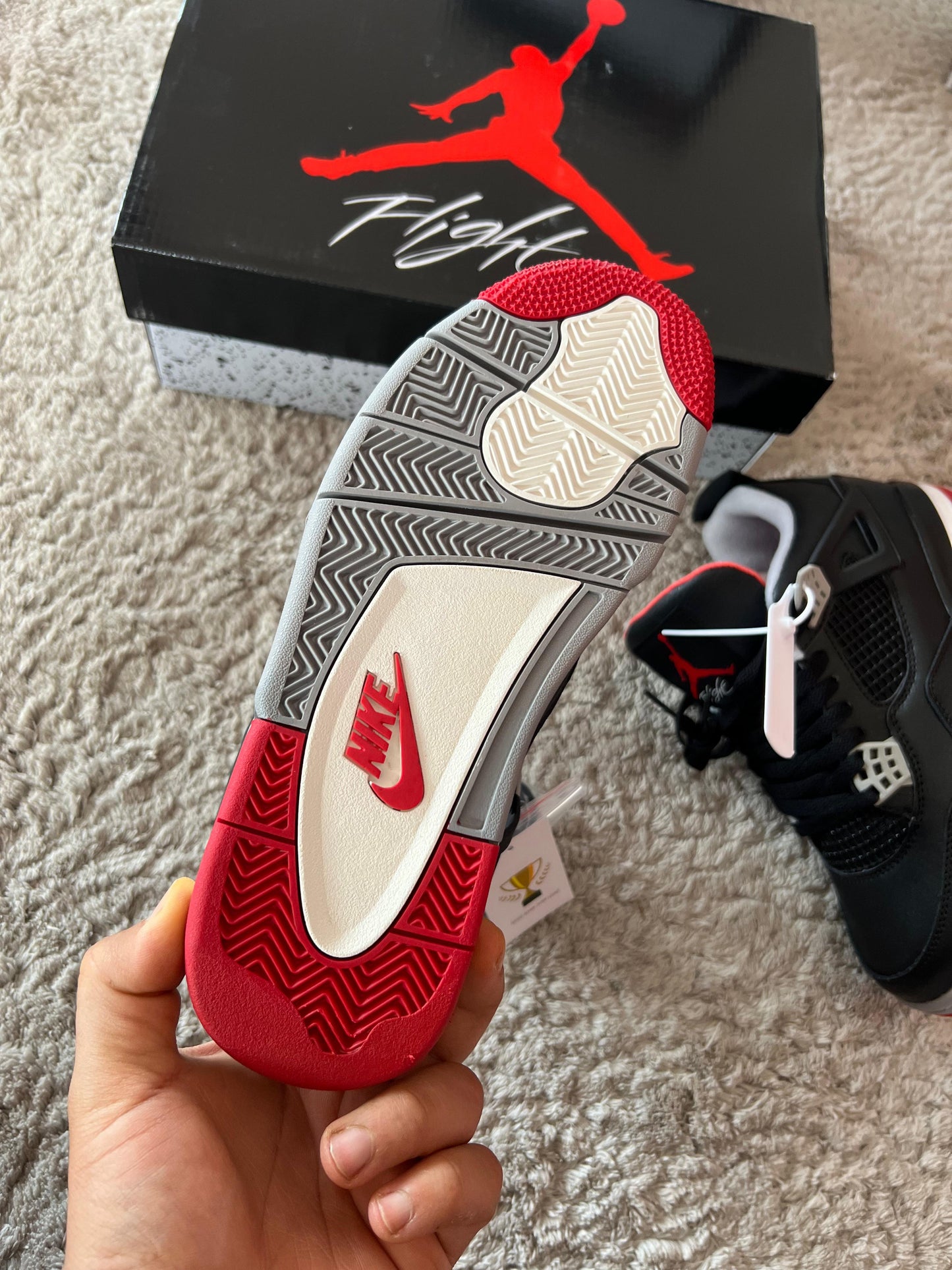 Jordan 4 negras logo rojo detalles grises