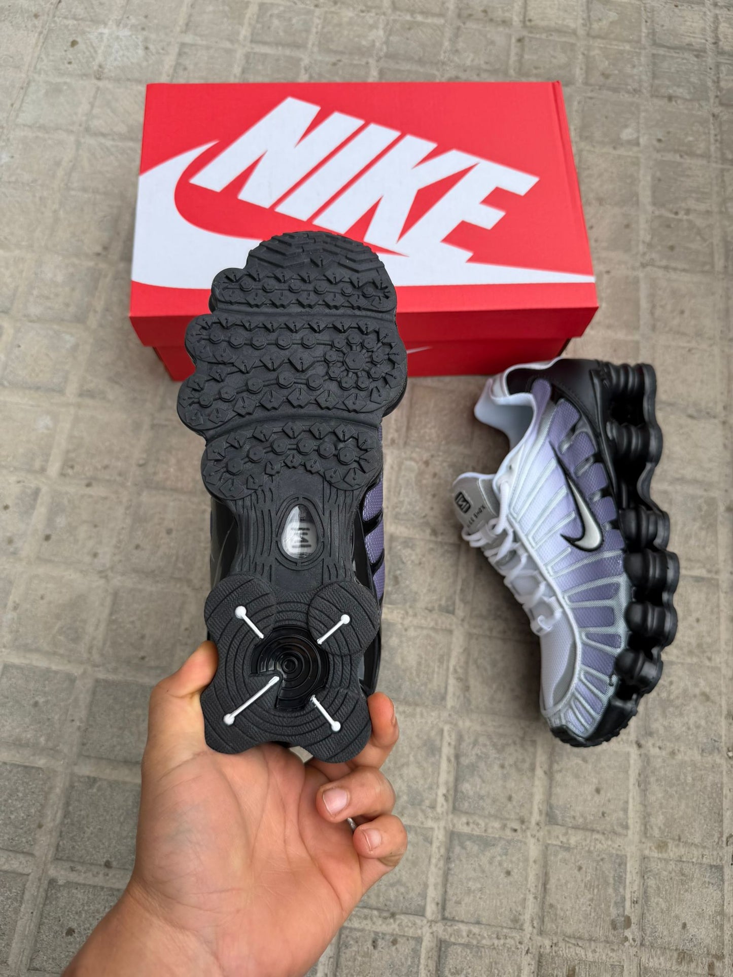 Shox tricolor logo blanco contorno negro