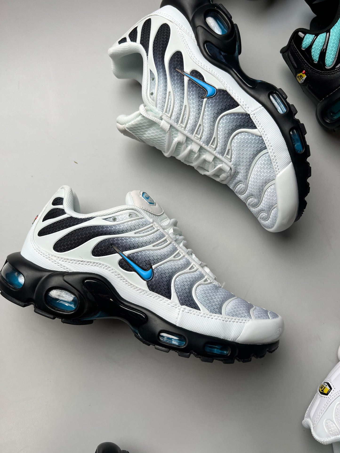 NIKE TN BLANCAS LOGO AZUL CONTORNO NEGRO