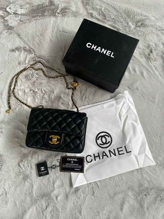 Bolso chanel negro logo dorado