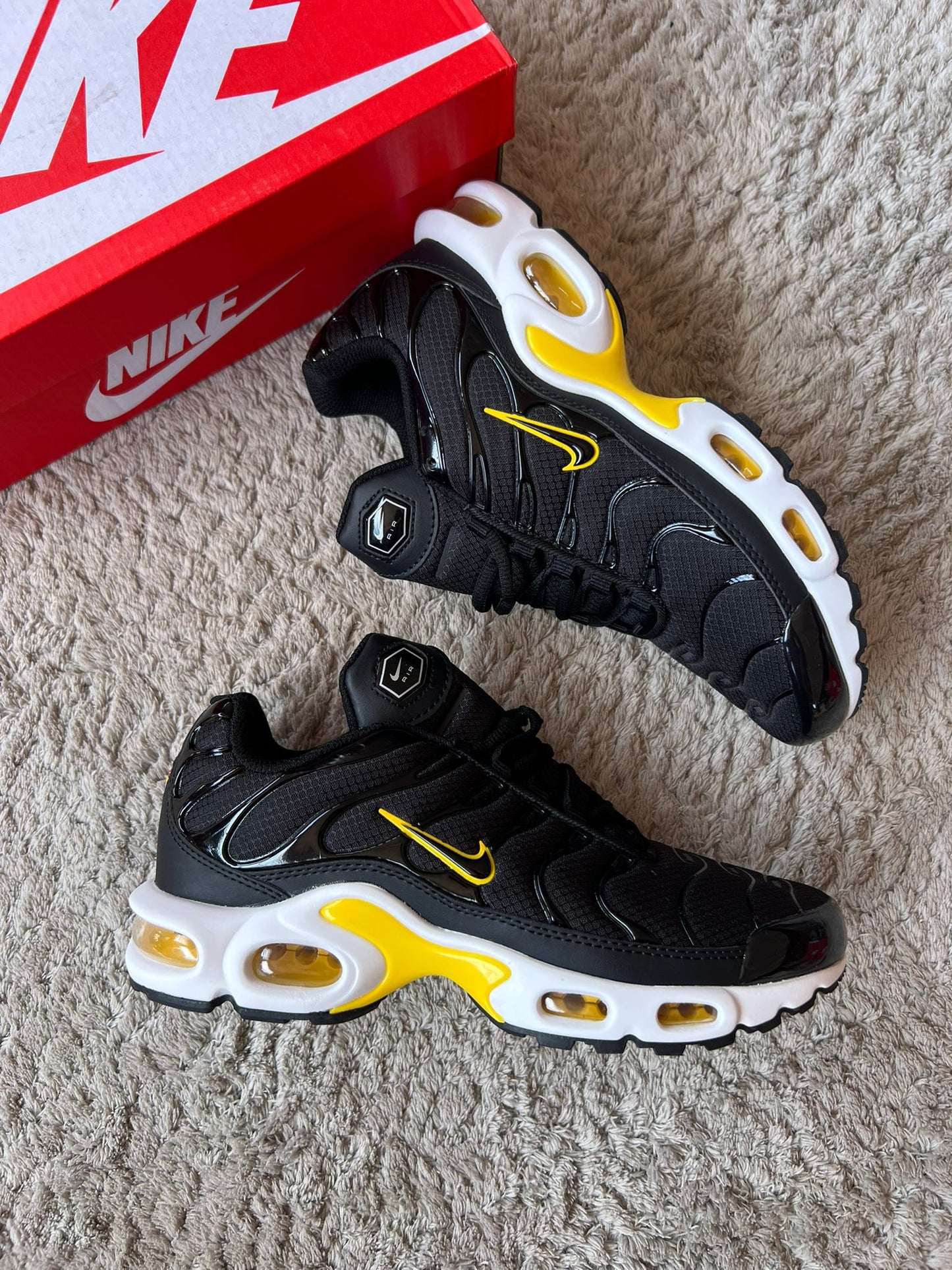 Tn negras logo negro contorno amarillo