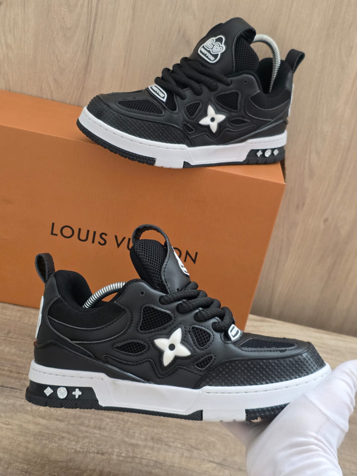 Lv skate negra suela blanca