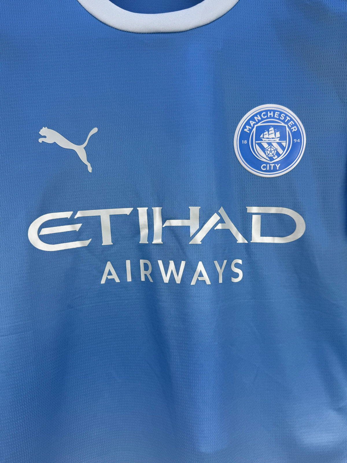 Equipacion Manchester City azul y blanca