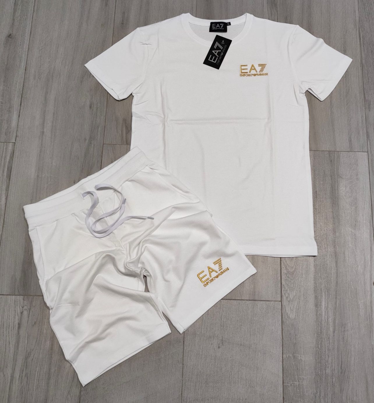 Conjunto pantalón corto armani blanco logo dorado