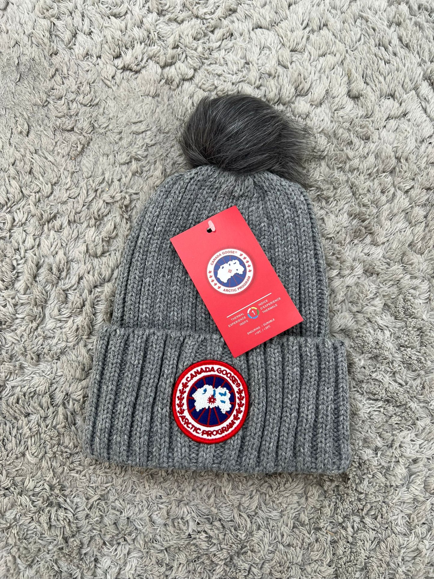 Gorro CANADA GOOSE gris logo rojo