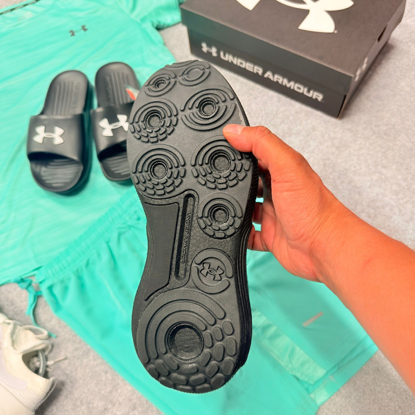 Under Armour negras detalles grises