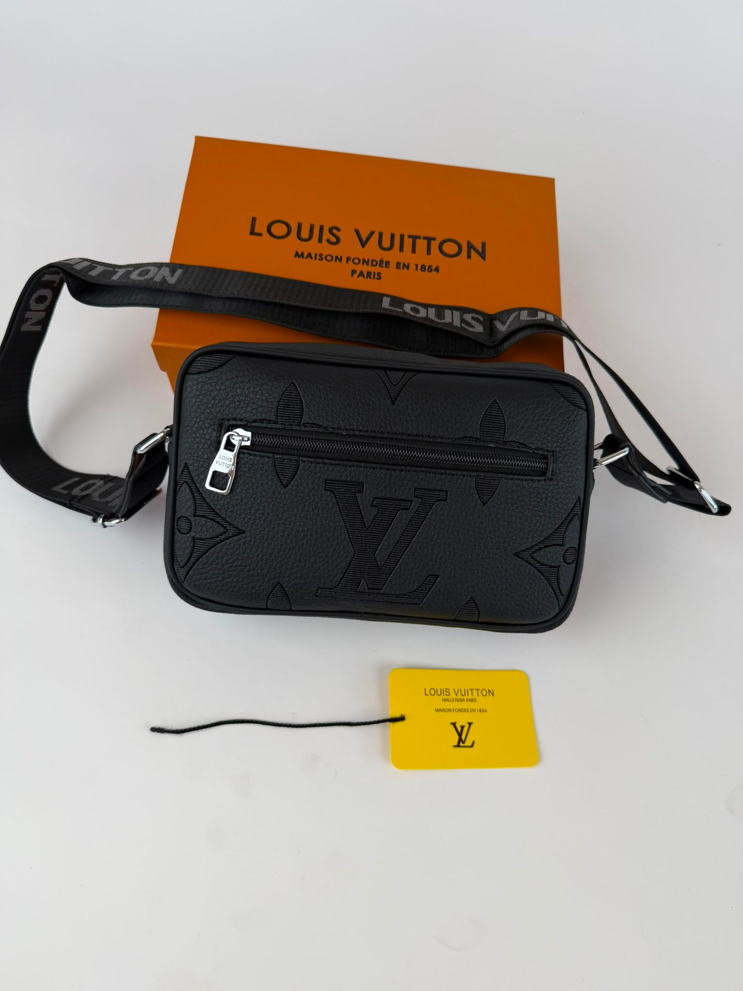 Bandolera Hombre LV logos negros detalles plateados