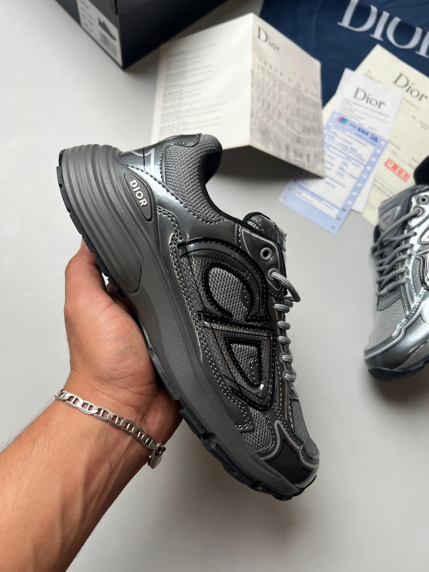 Dior B30 grises logo gris detalles negros