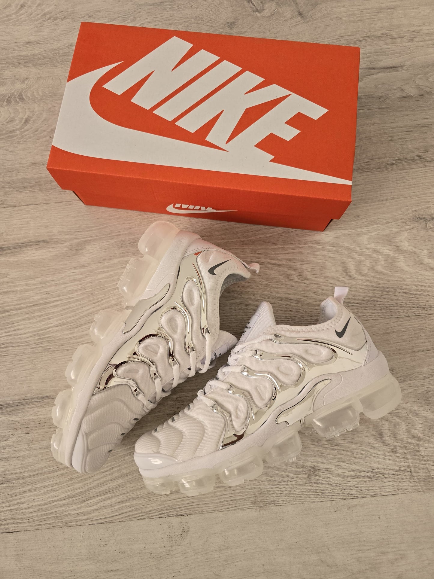 Vapormax plus blanca laterales plata