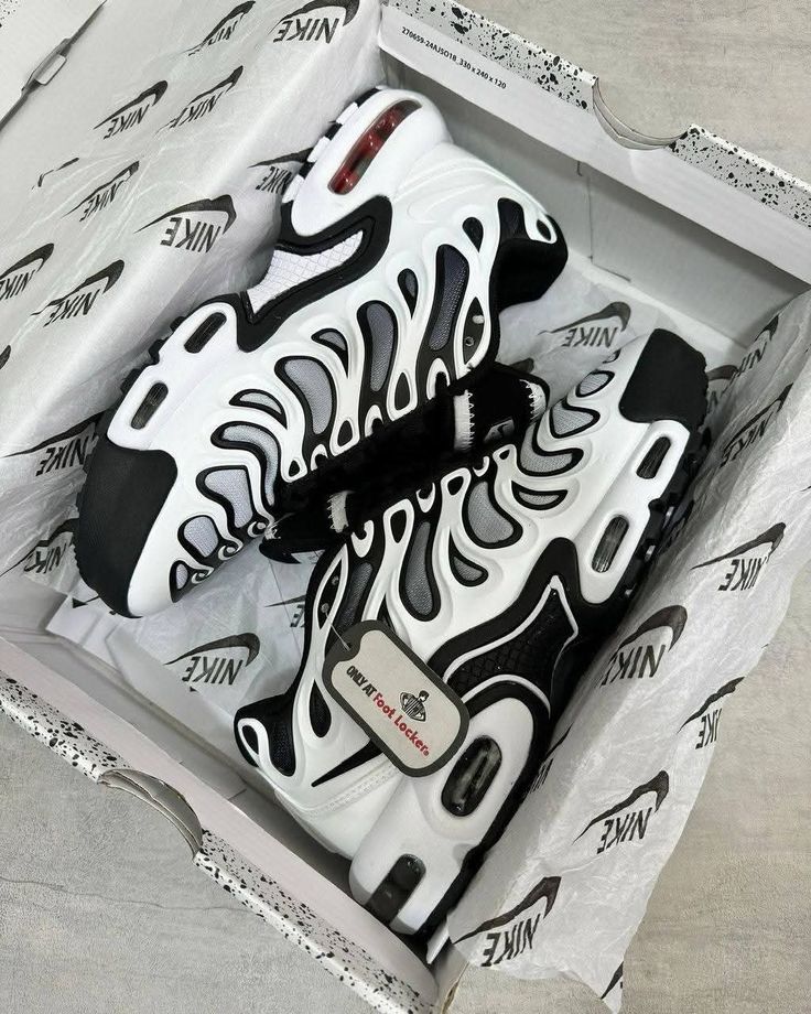 NIKE TN PLUS DRIFT BLANCOS Y NEGRAS