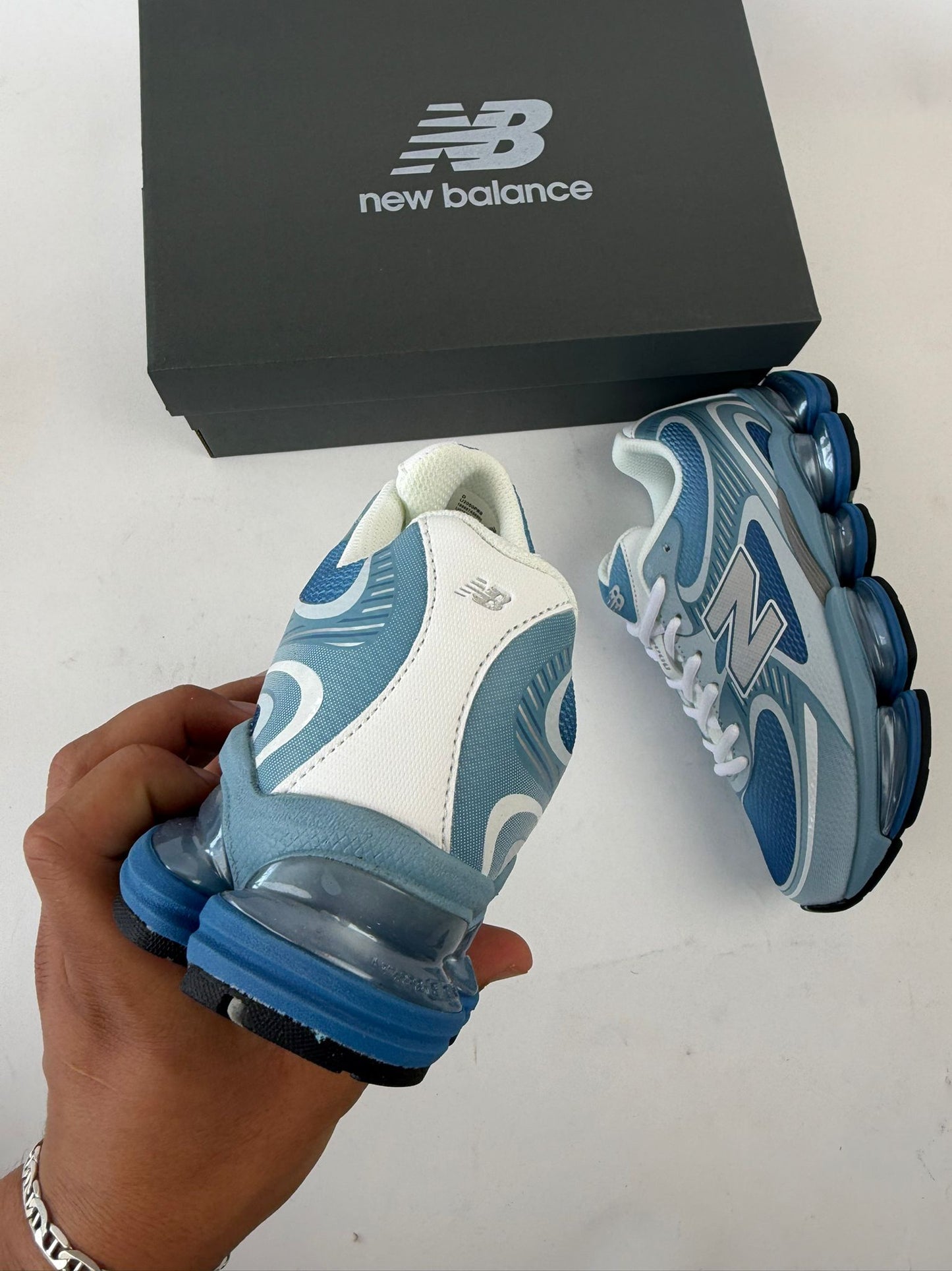 New Balance 2000 azules detalles grises y blancos