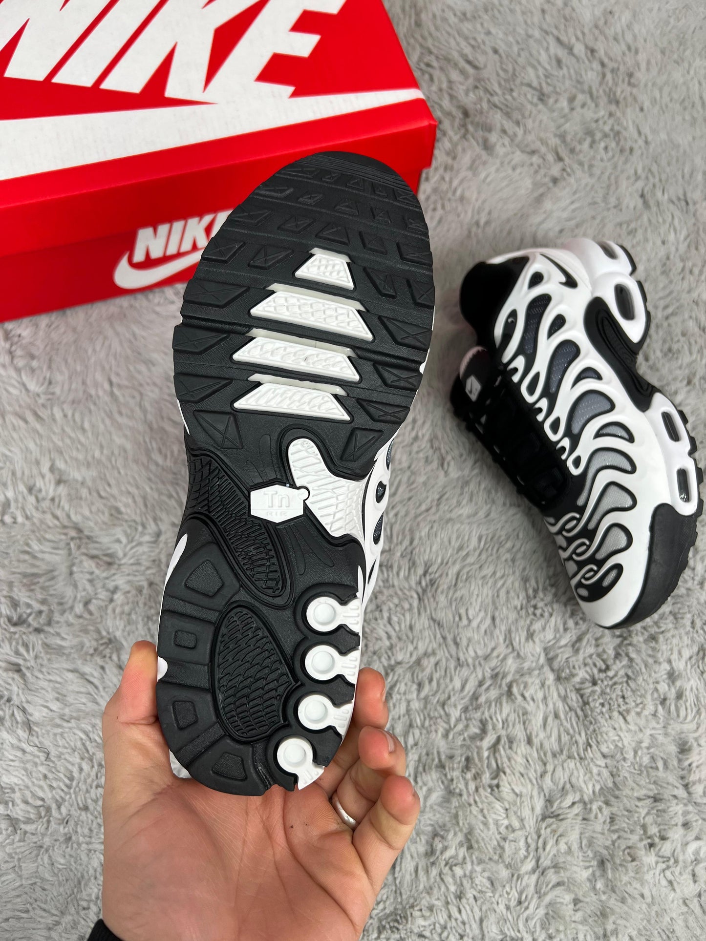 Nike Air Max Plus blancas detalles negros