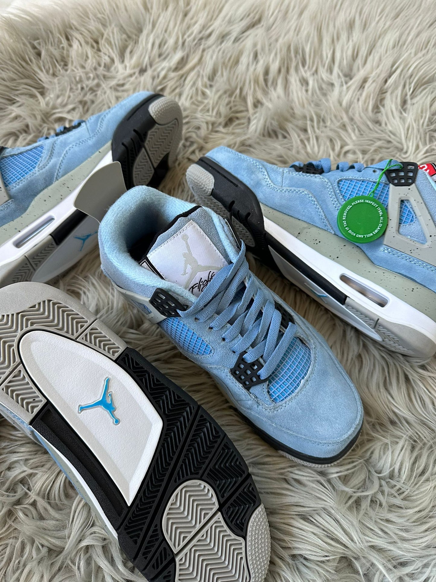 Jordan 4 azules detalles grises