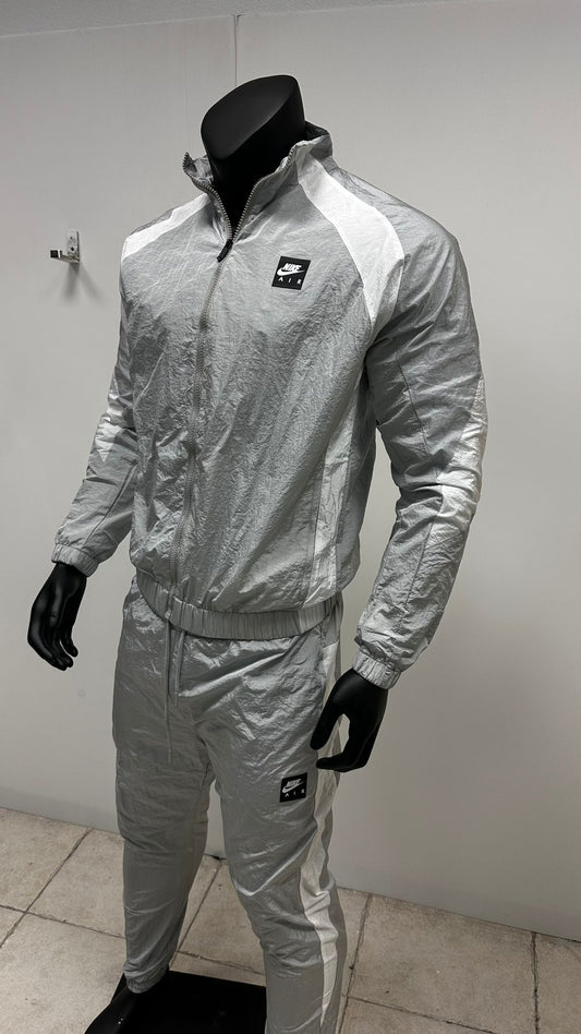 Chandal nike gris logo blanco y negro logo grande en espalda