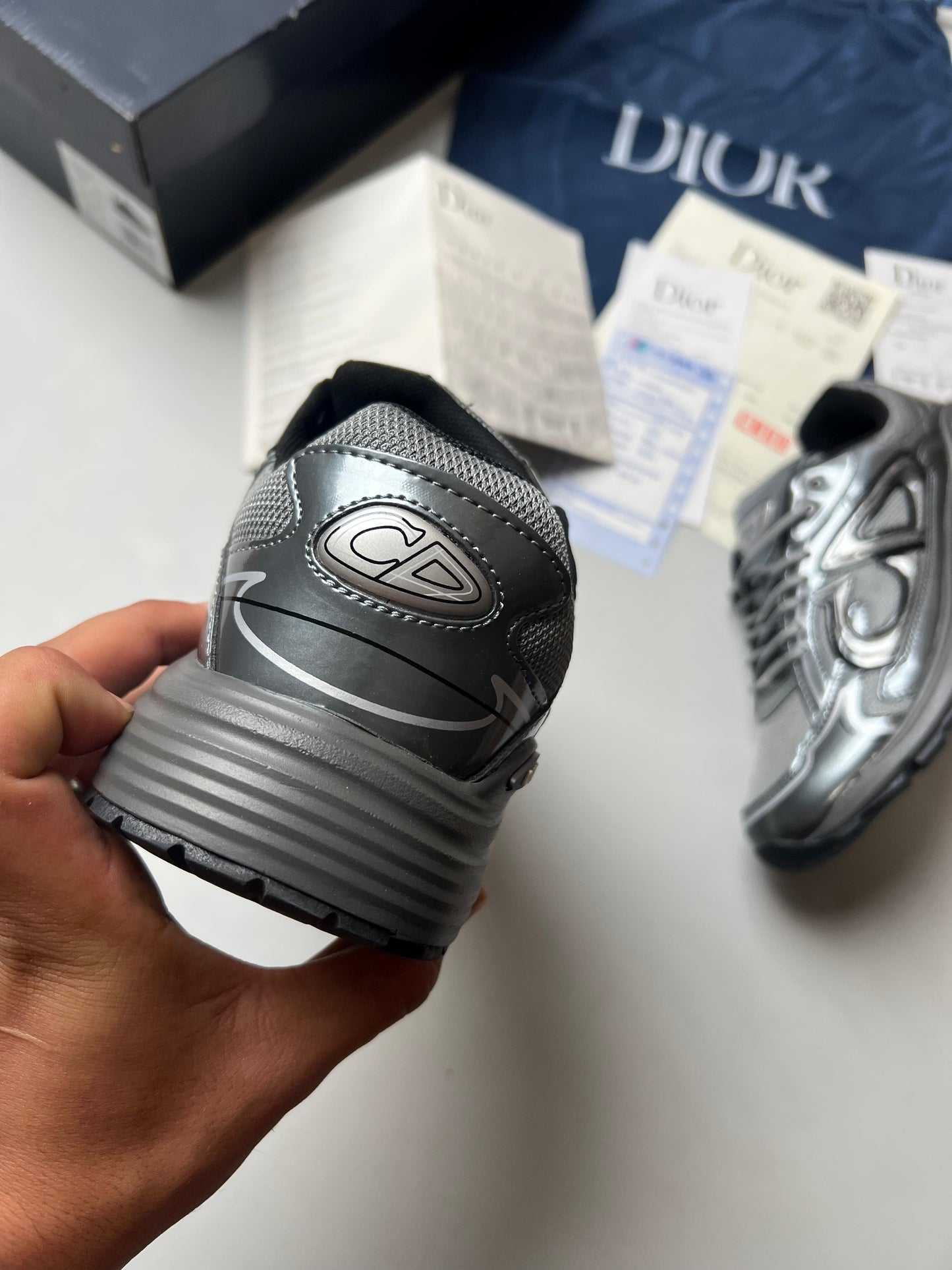 Dior B30 grises logo gris detalles negros