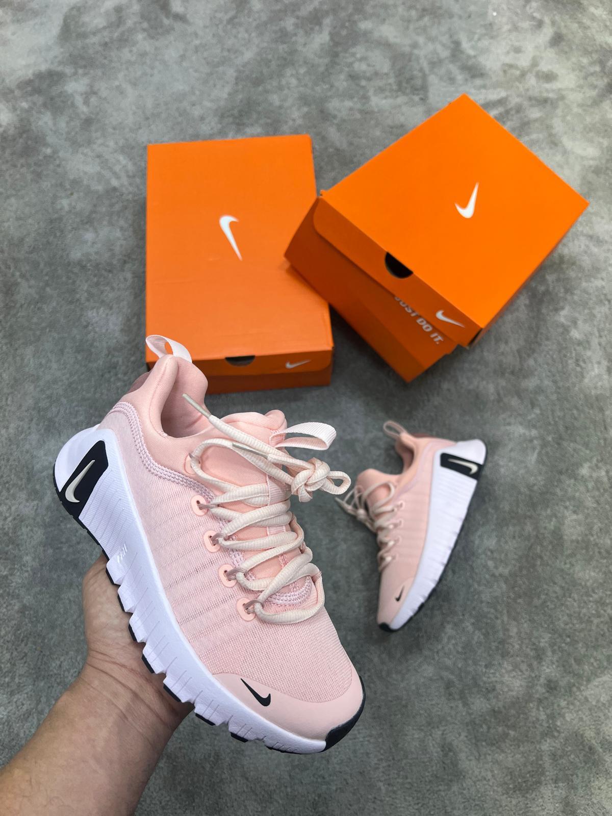 Nike Free Metcon rosa logo negro