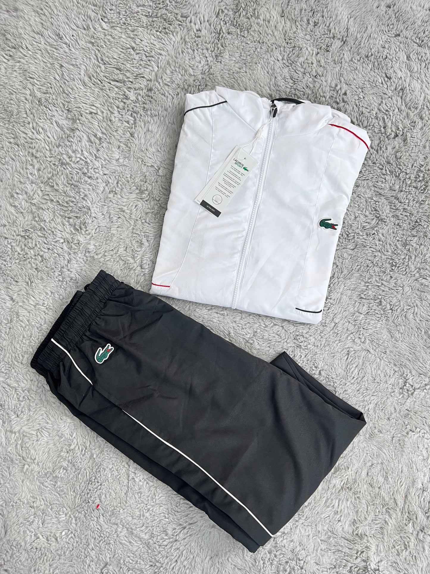 Chandal Lacoste blanco detalles negro y rojos logo grande en espalda