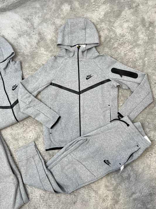 Chandal Nike tech gris logo negro