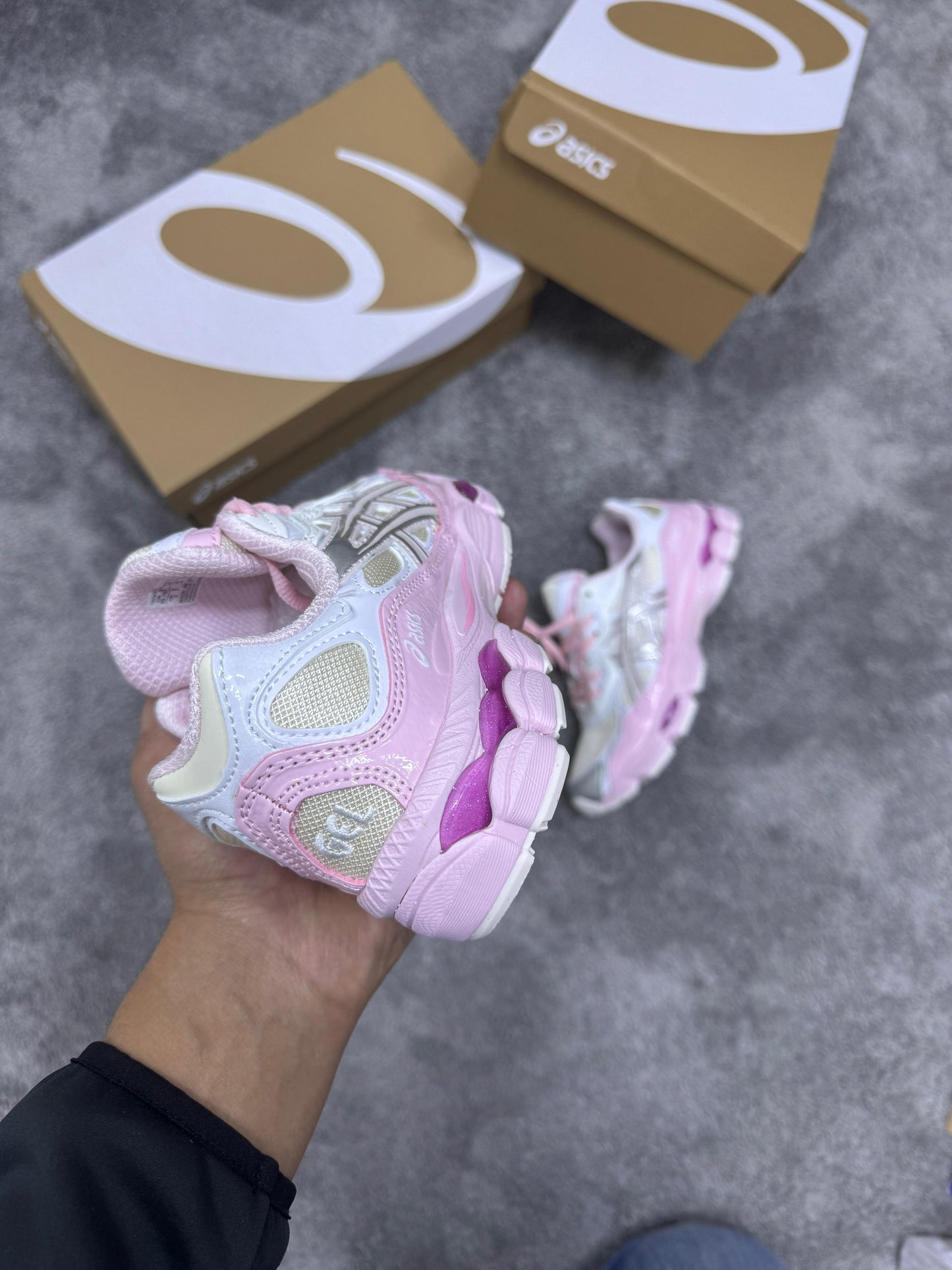 Asics GEL-NYC rosas y beige detalles blancos