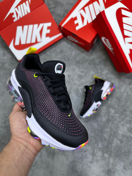 Nike Air Max 2090 negras detalles rosas logo amarillo
