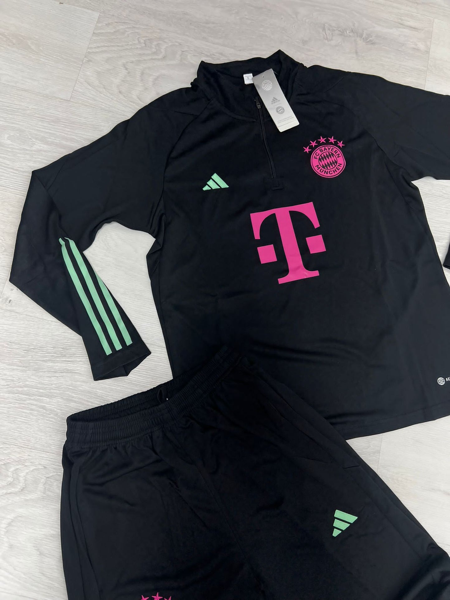 Chandal Bayern Munich negro logo rosa