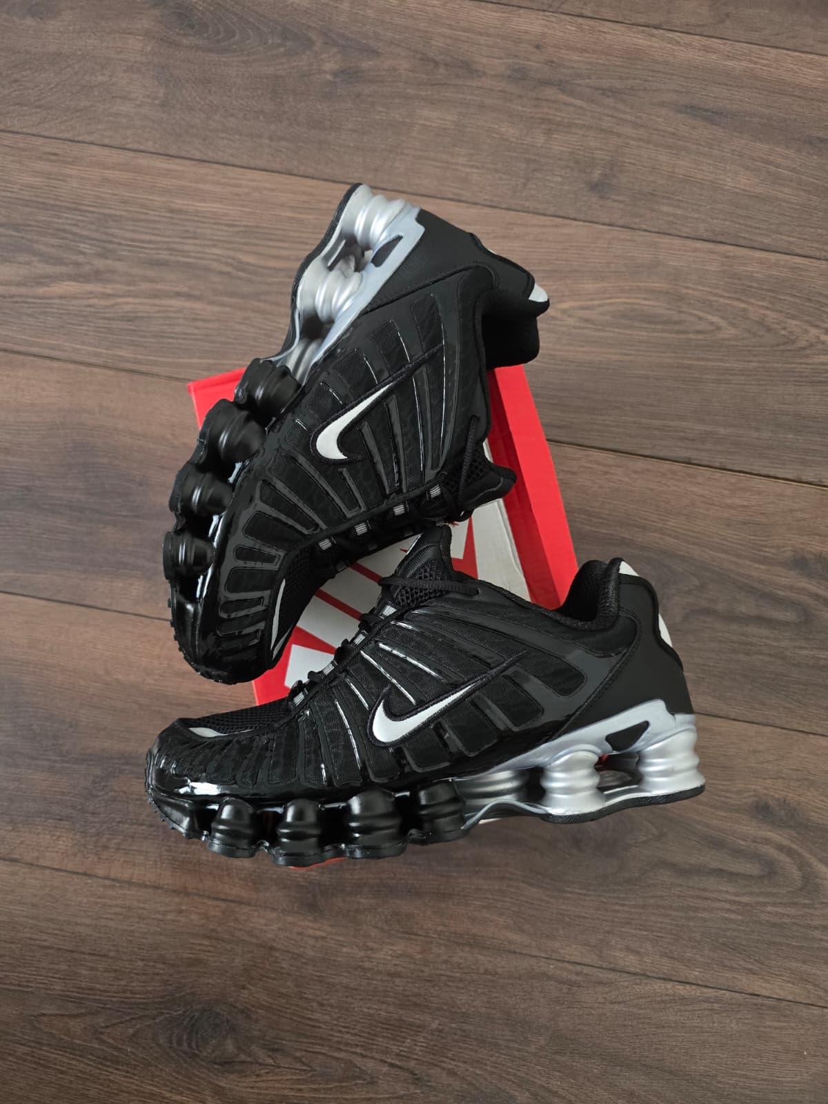 Shox negra suela plata