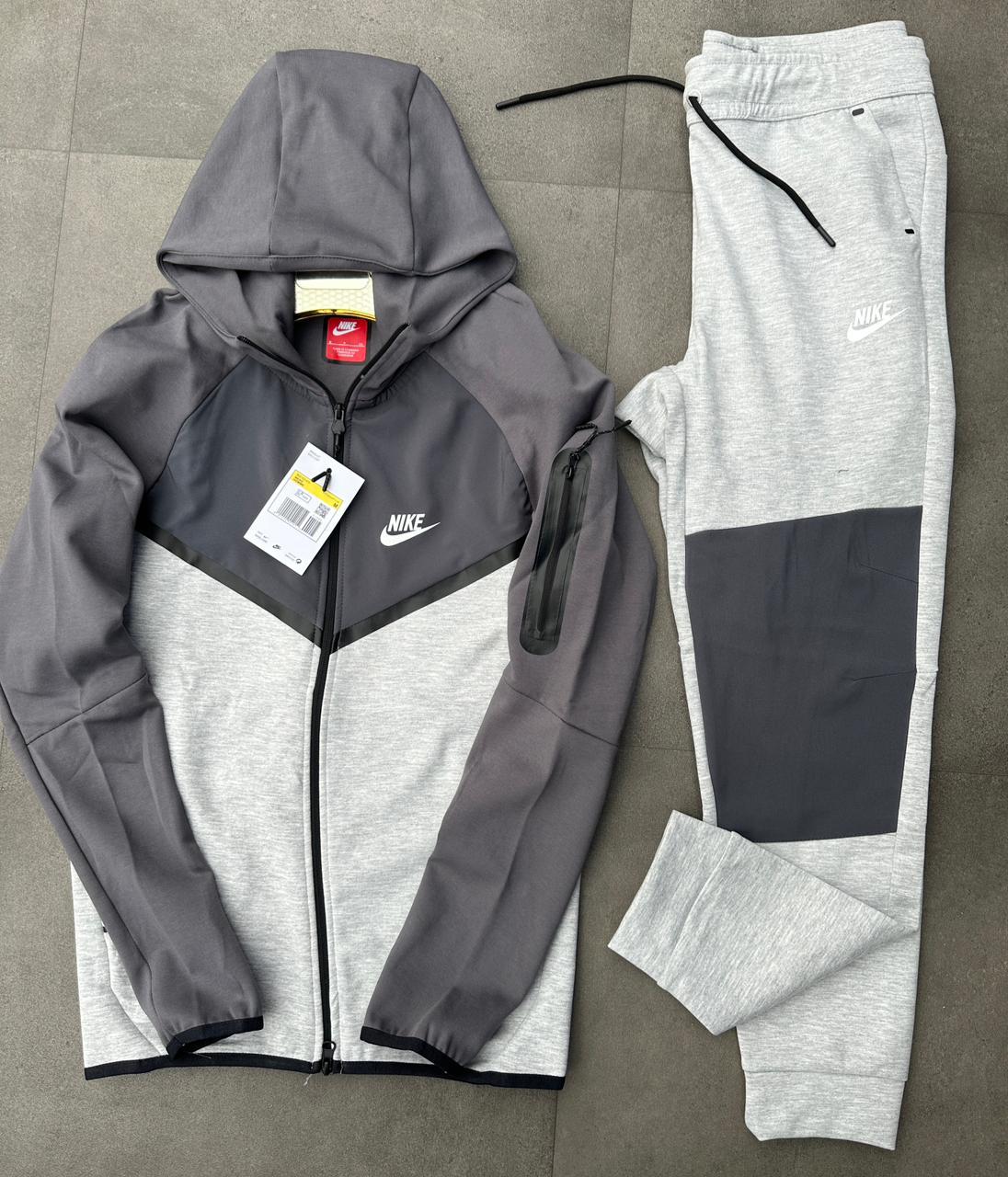 Chandal nike tech gris y blanco detalles negros