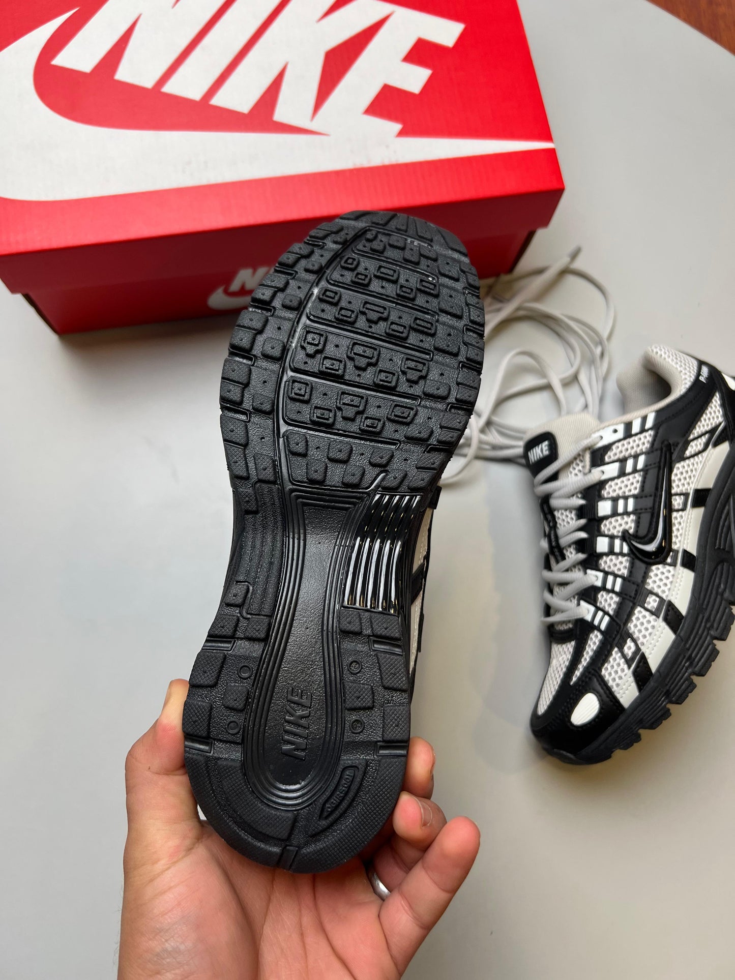 Nike P-6000 Blancas logo negro detalles negros