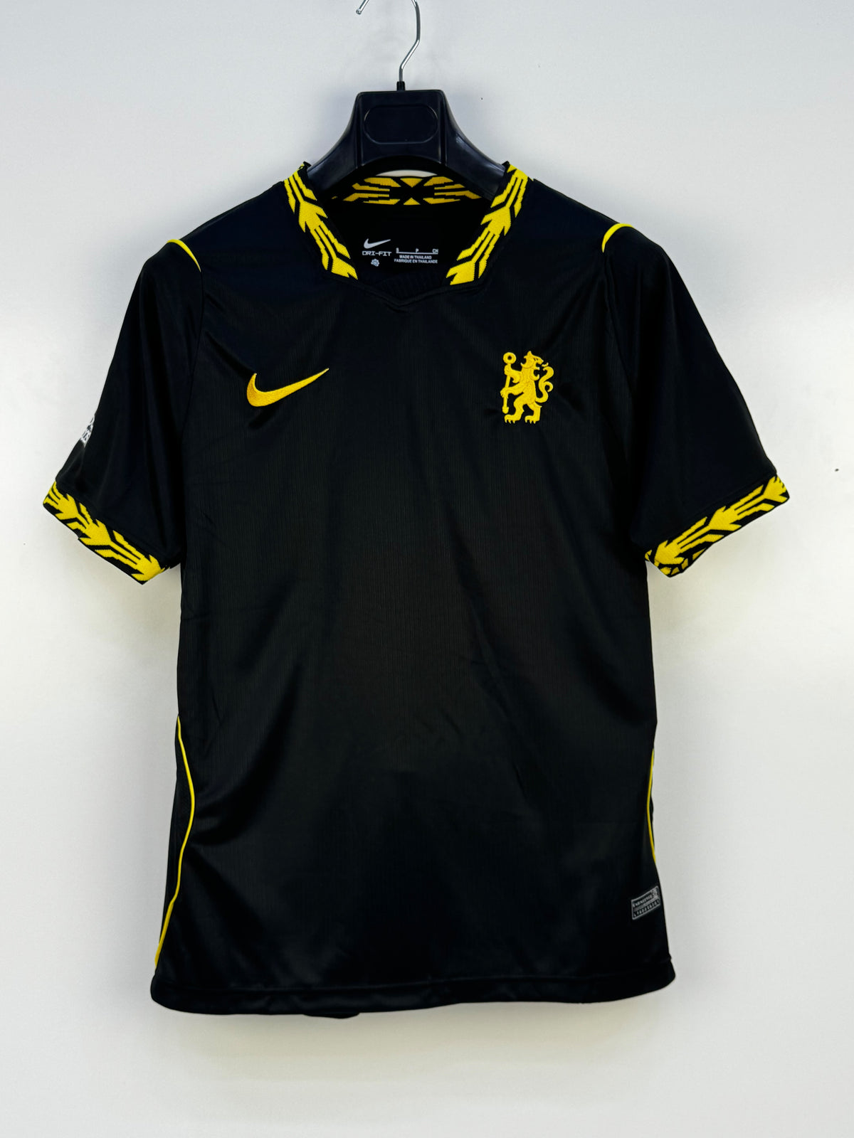 Equipacion Chelsea negra y amarilla
