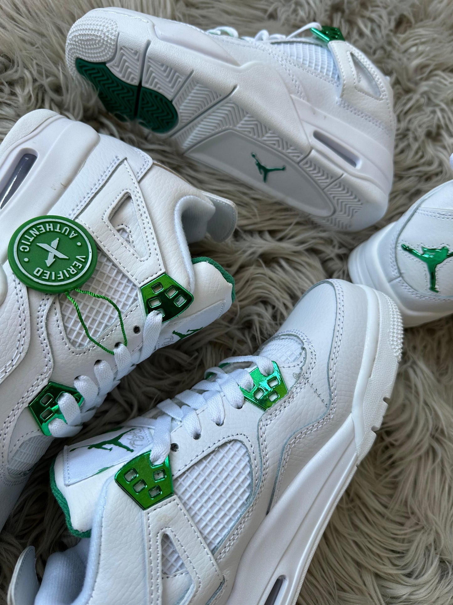 Jordan 4 blancas detalles verdes