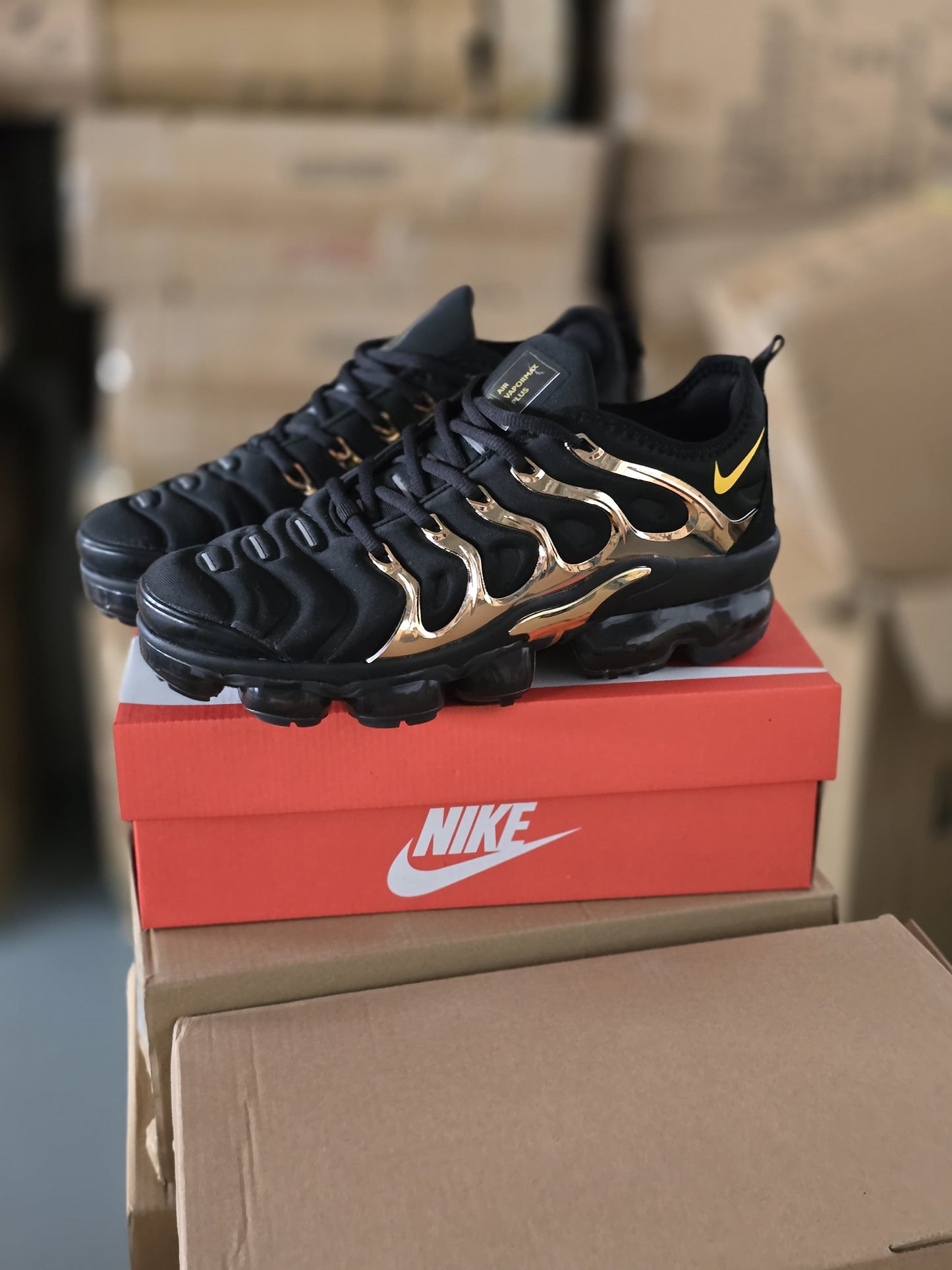 Vapormax plus negra laterales oro