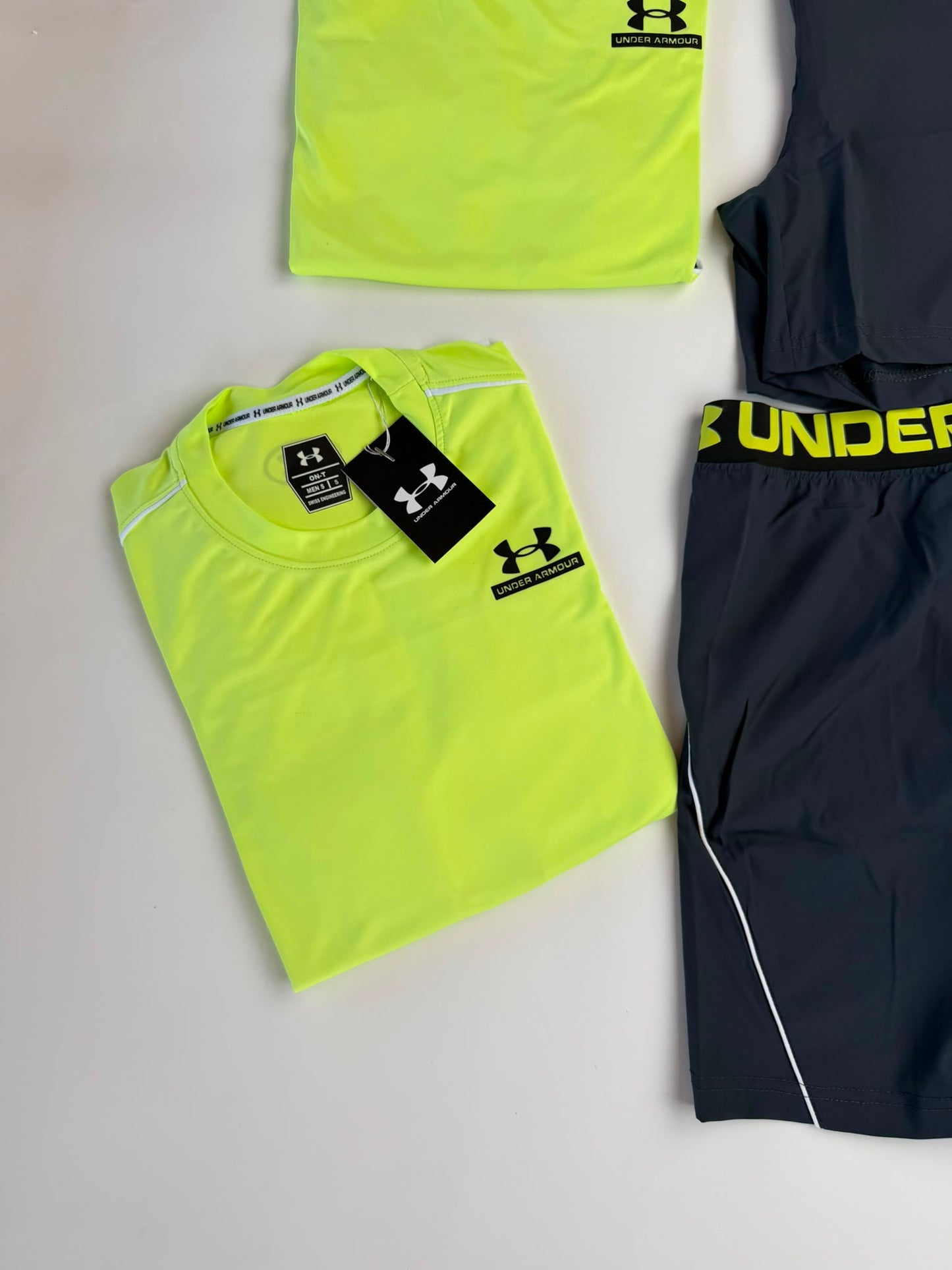Conjunto corto under armour amarillo logo negro detalles negros