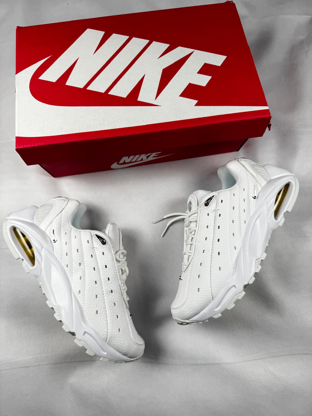Nike nocta blanco logo plateado detalles dorados