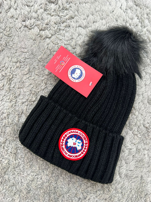 Gorro CANADA GOOSE negro logo rojo