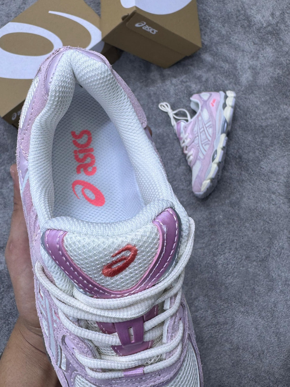 Asics GEL-NYC rosas logo blanco detalles rosas