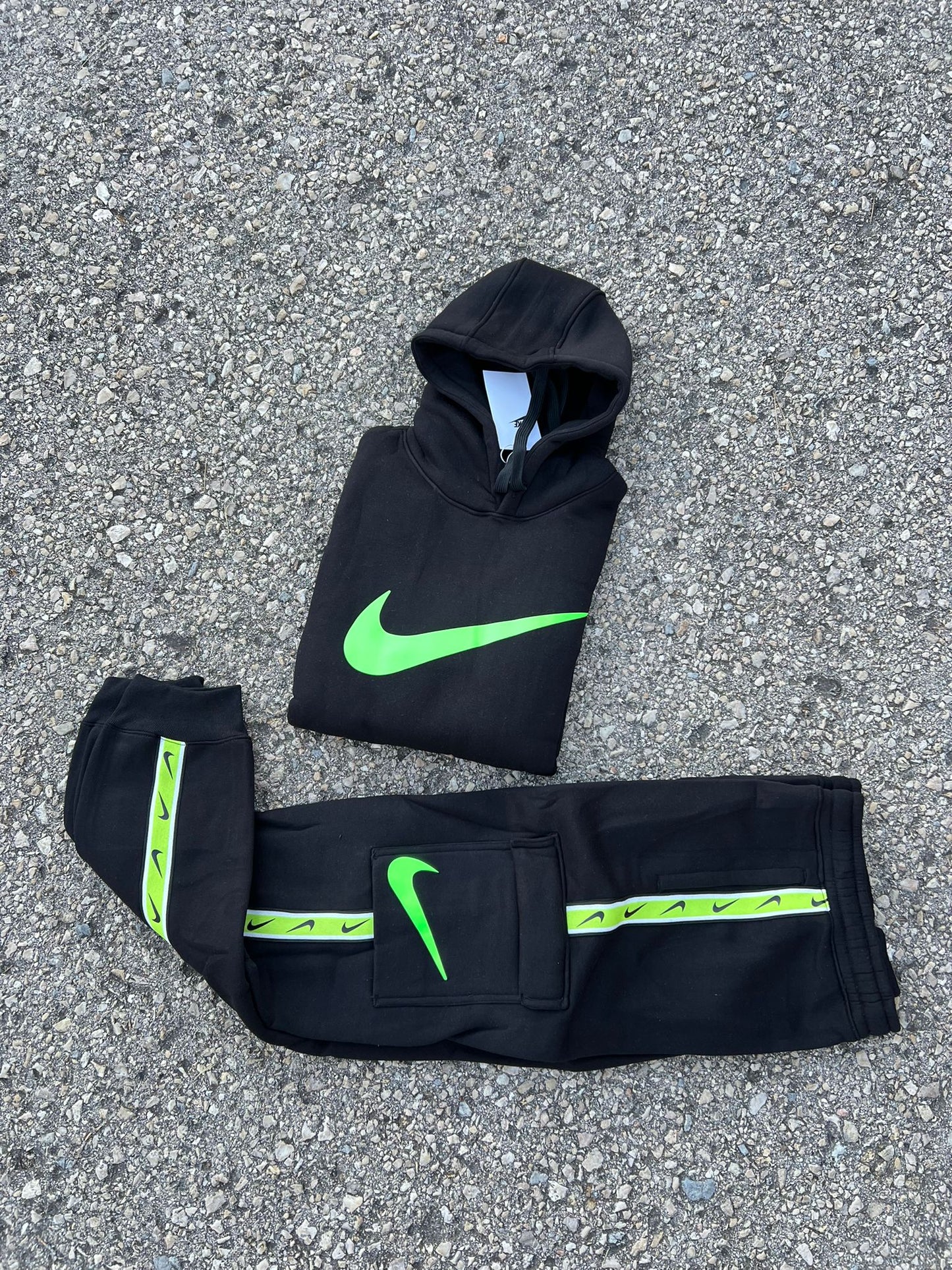 Chandal nike negro logo verde linea verde