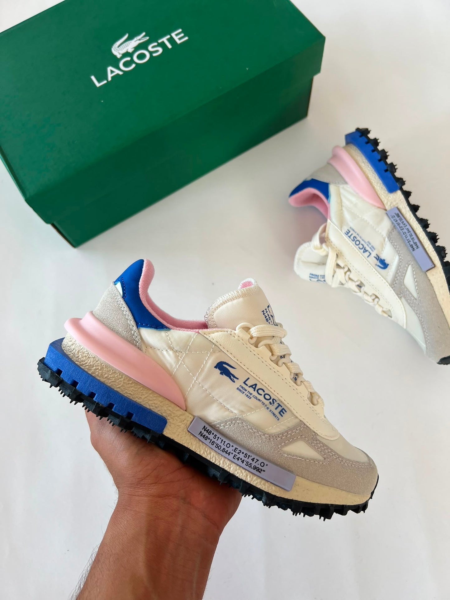 Zapatillas Lacoste Elite Active blancas logo azul detalles rosas