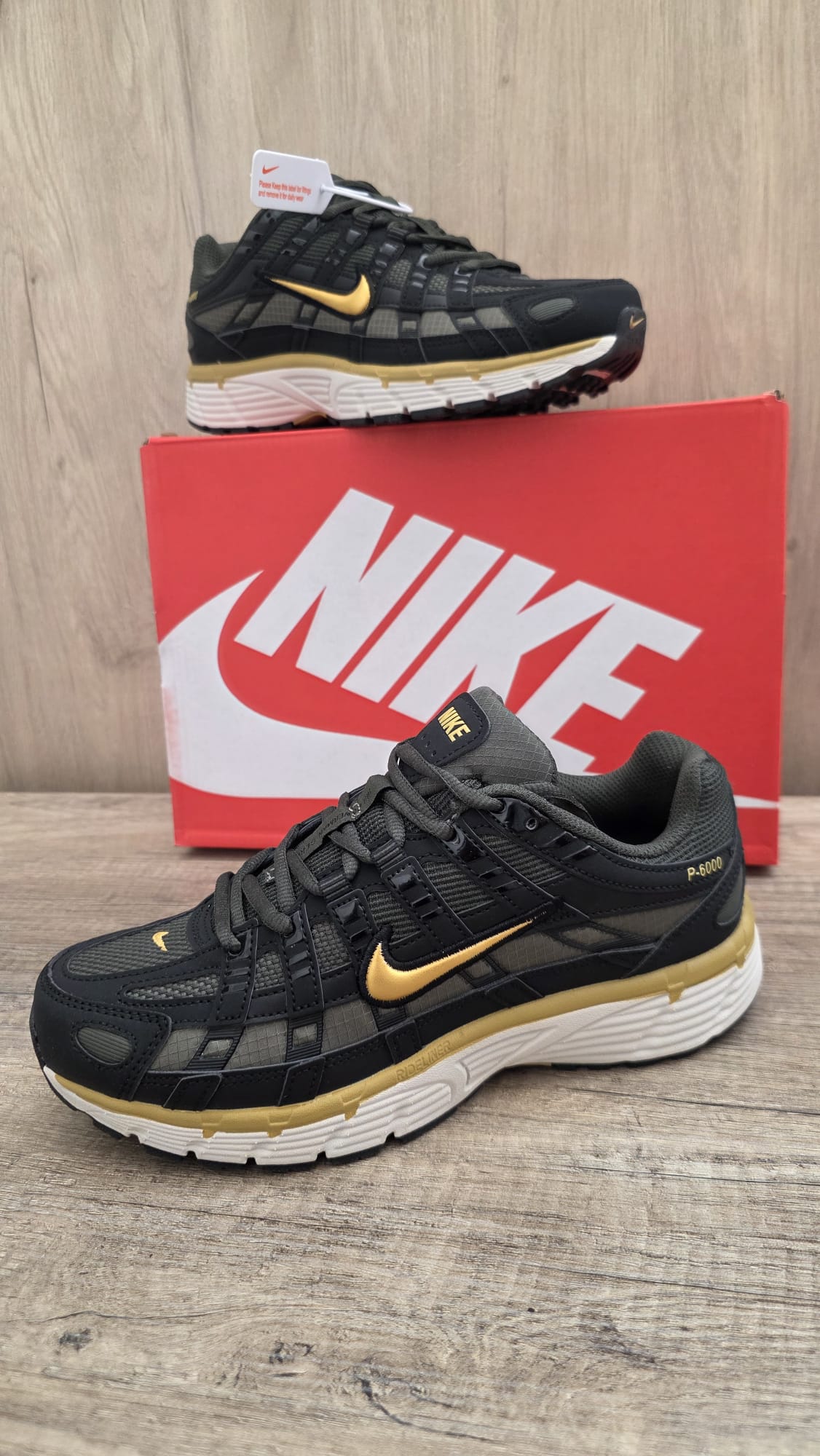 Nike p-6000 negra verde logo oro