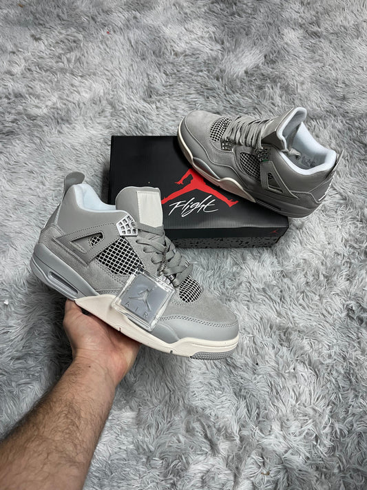 JORDAN 4 GRIS detalles blancos y plateados