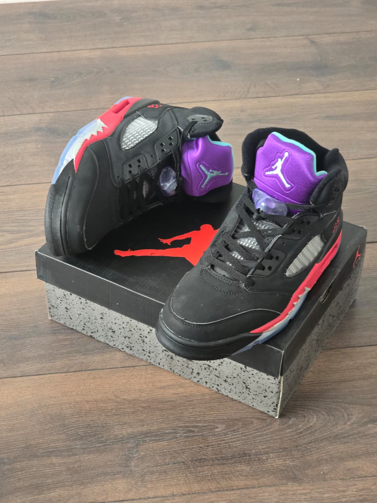 Jordan 5 negra roja