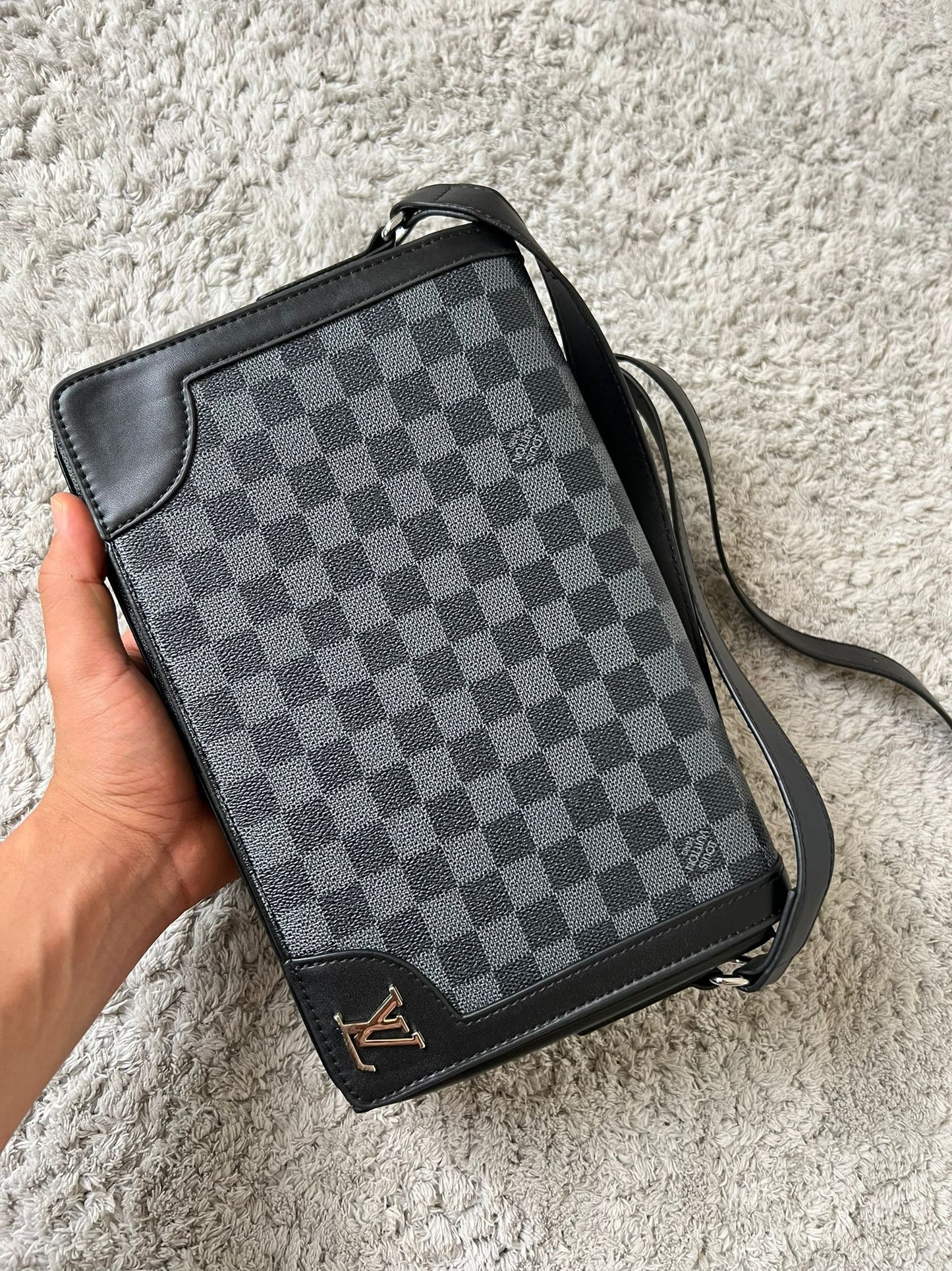 Bolso LV negro logo dorado