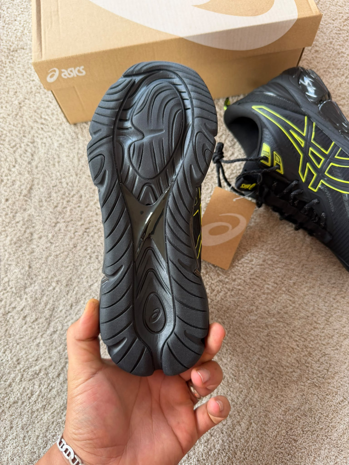 ASICS QUANTUM 360 negras contorno amarillo