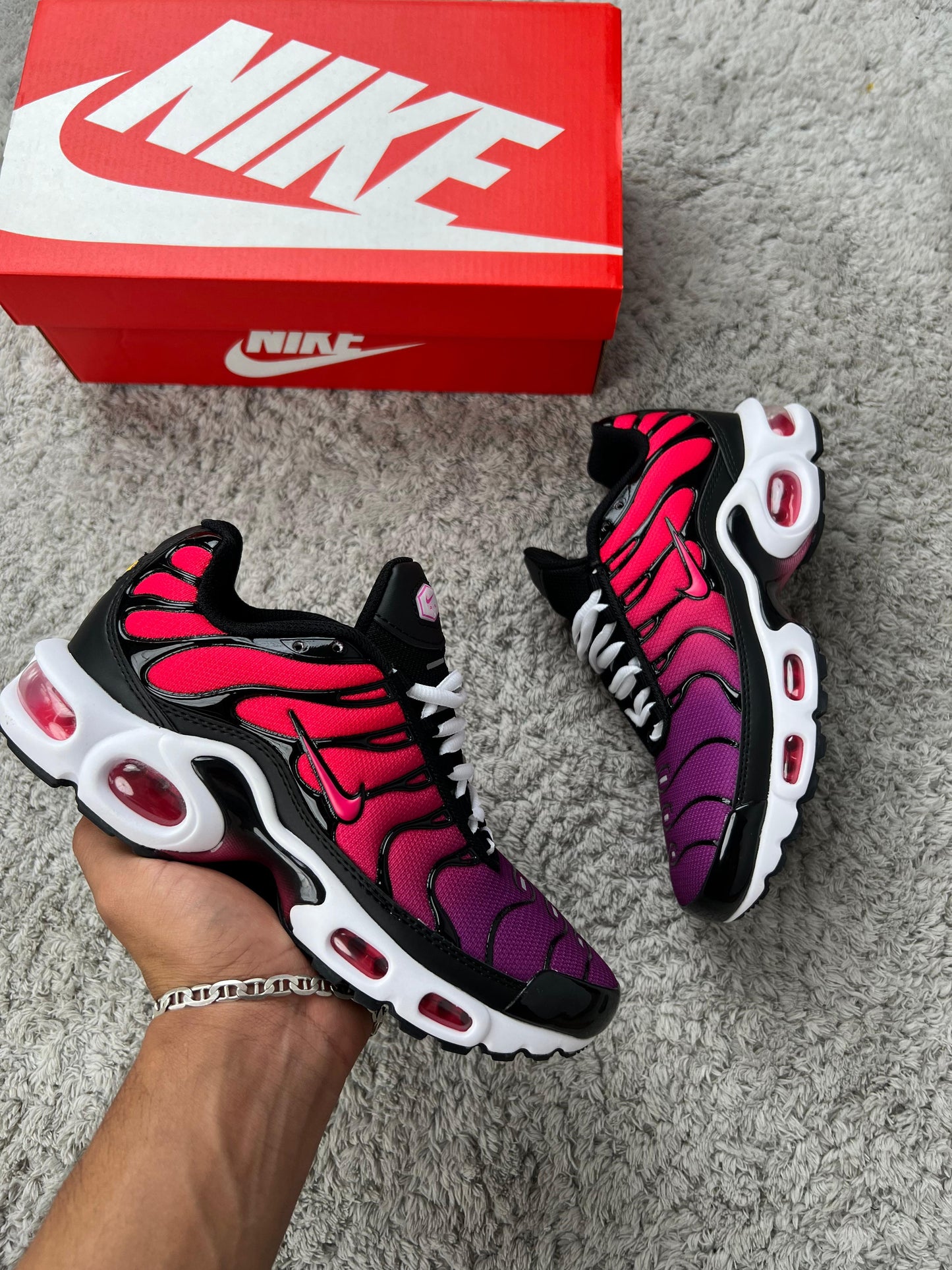 NIKE TN rosas detalles morados logo rosa contorno negro